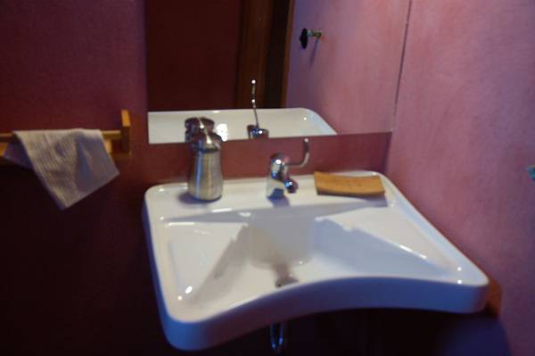 4m2: Bathroom sink
